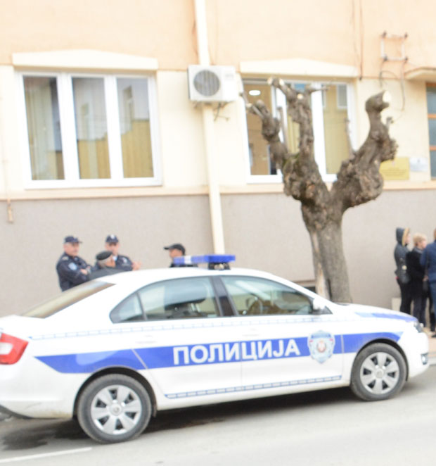 АКЦИЈА ПОЛИЦИЈЕ У БРУСУ: Претресли кућу, нашли дрогу и украдене предмете (ФОТО)